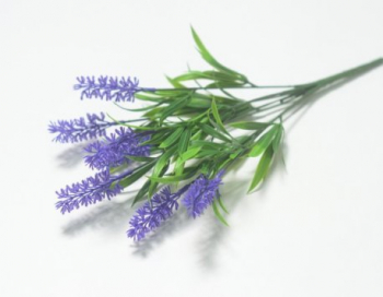 Искусственные цветы, Ветка в букете зелени лаванда 7 голов (1010237)