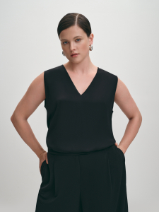 Базовый топ из вискозы с V-вырезом