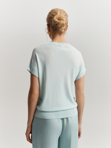 Футболка с V-образным вырезом