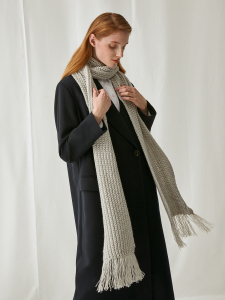 Длинный шарф с бахромой по краям
