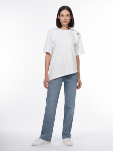 Блуза с сияющими брошами