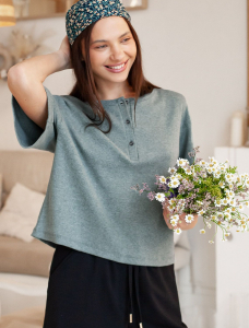 Футболка из фактурного трикотажа в рубчик