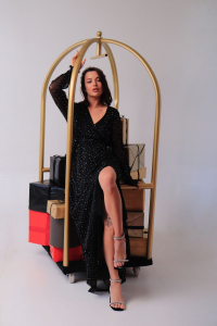 15282 Мерцающее платье-макси с эффектом запаха (остаток: 42-44)