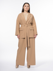 Однобортный пиджак с акцентом на талии