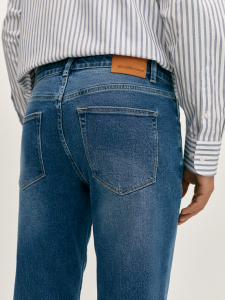 Джинсы с легкими потертостями