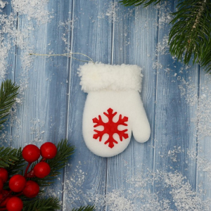 Мягкая подвеска «Варежка со снежинкой» 8?6 см, белая