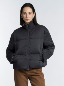 Короткий пуховик с вязаной стойкой и утеплителем пух/перо