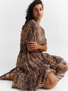 Легкое платье с абстрактным принтом