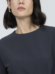 Силуэтное платье из эластичной костюмной ткани