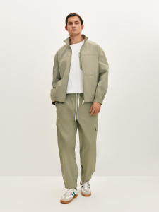 Бомбер в спортивном стиле