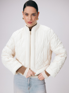 Короткая стеганая куртка, утепленная синтепухом