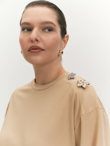 Футболка с сияющими брошами