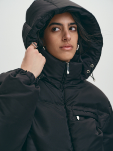 Короткий легкий пуховик на молнии