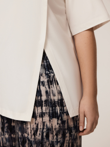 Футболка оригинального кроя из эластичного трикотажа