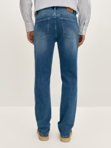 Джинсы с легкими потертостями