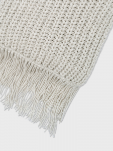 Длинный шарф с бахромой по краям