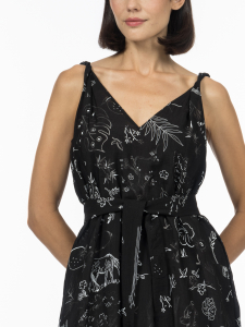 Монохромное платье с фантазийным принтом