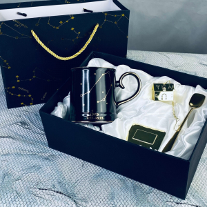 106-296 Кружка 360мл с ложкой и фильтром ВЕСЫ в под.уп.(х12)Фарфор