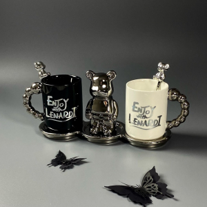 315-066 Набор 2 кружки 360мл с ложками на подставке и статуэтка в под.уп.(х8)Фарфор