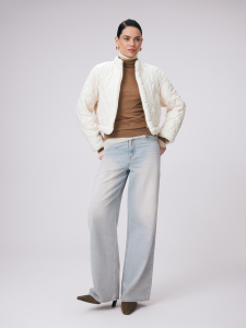 Короткая стеганая куртка, утепленная синтепухом