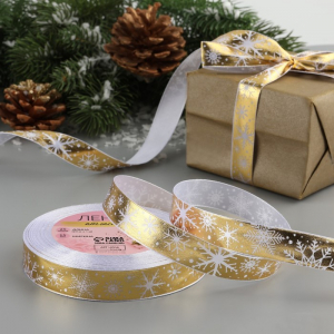 Лента атласная «Белые снежинки», 15 мм, 23±1 м, золотая