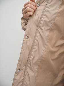 Утепленный пуховик с капюшоном на молнии и кнопках