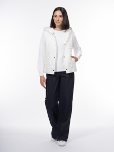 Стеганый жилет на синтепоне с капюшоном