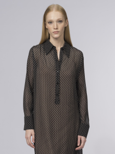 Струящееся платье с отложным воротником