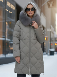 Пальто зимнее утепленное с мехом и капюшоном тренд коричневого цвета 7753K