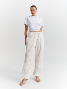 Футболка с декоративными вырезами