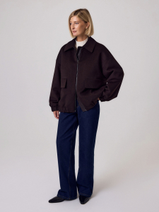 Утепленный бомбер со съемным воротником из экомеха