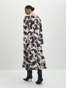 Длинное платье с рукавами