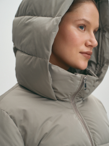 Удлиненный пуховик на молнии с капюшоном