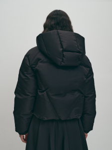 Короткий легкий пуховик на молнии