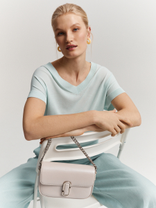 Футболка с V-образным вырезом