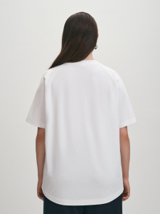 Однотонная футболка со стразовой аппликацией