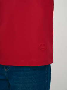 Яркая футболка с вышивкой