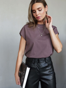 Футболка из премиального хлопка со спущенным плечом