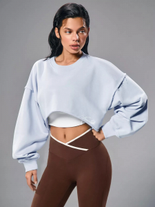 Укороченный свитшот объёмного кроя