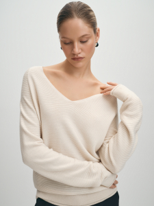 Вязаный тонкий однотонный джемпер