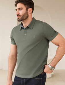 Футболка-поло из фактурного трикотажа