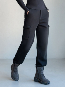 Брюки джоггеры с накладными карманами из футера трехнитки с начесом