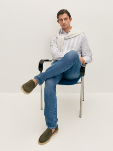 Джинсы с легкими потертостями