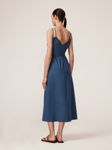 Приталенное платье с эффектным лифом