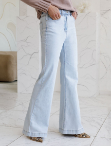 Джинсы-клеш из эластичного денима