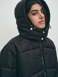 Теплый пуховик с  капюшоном на молнии