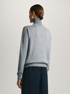 Джемпер с высоким горлом и длинным рукавом