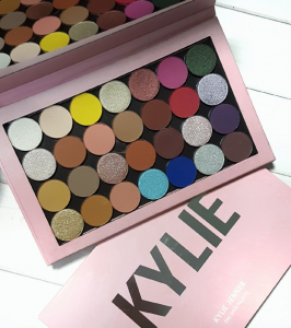 Палетка теней на магнитах KYLIE One Open Palette