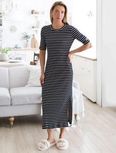 Платье из трикотажа в широкий рубчик с разрезами