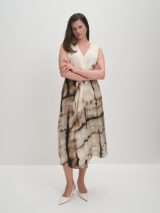 Базовый топ из вискозы с V-вырезом